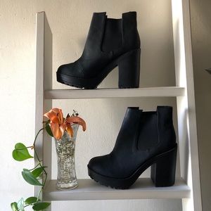 Black Heeled Boots with Side Stretch